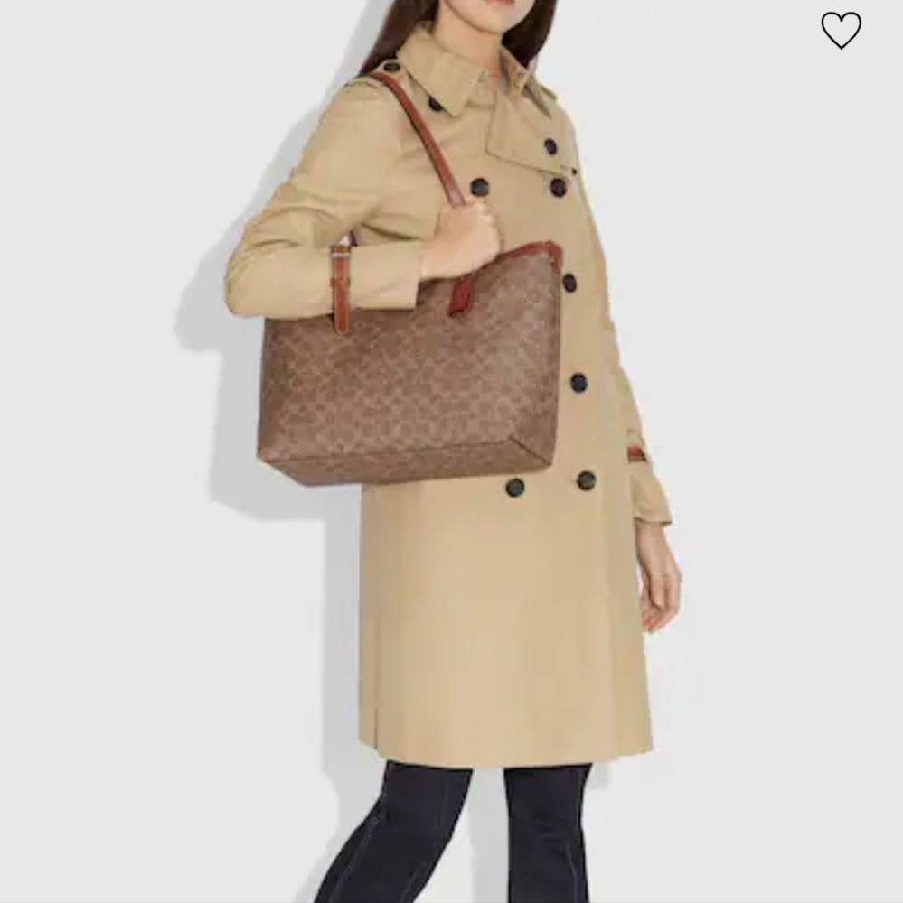 Coach Central Tote with zip in signature canvas